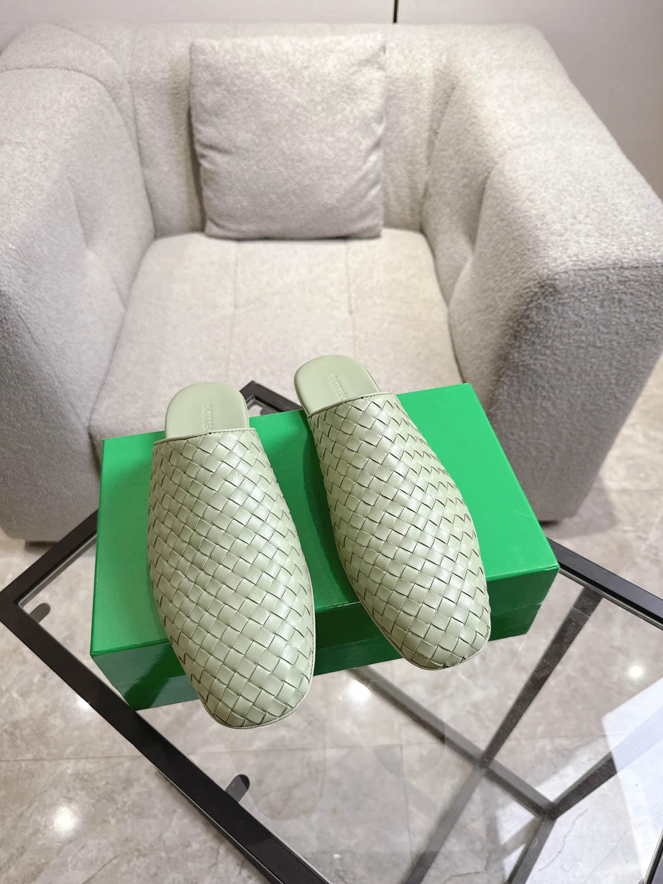 [BV] Top P: 720💰Size for couples: 35-44 (40.41 for women, 38 for men, 45.46.47, custom-made and non-returnable) Bottega Veneta 2025 Autumn counter synchronized genuine leather outsole classic woven half-drag couple model Bottega Veneta square-toe flat shoes, imported mixed sheepskin, imported sheep! Leather outsole! [Rose][Rose]! Purely hand-woven and operated, the original board is reproduced one-to-one! quality assurance!